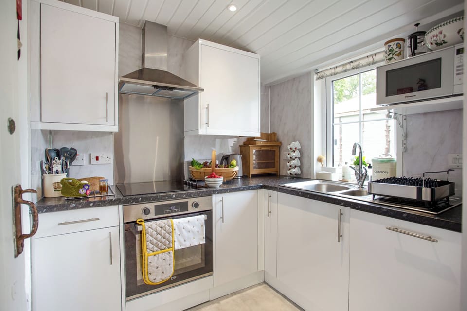 Kitchen | The Garden Flat Ardullie - Ardullie Holidays, Dingwall