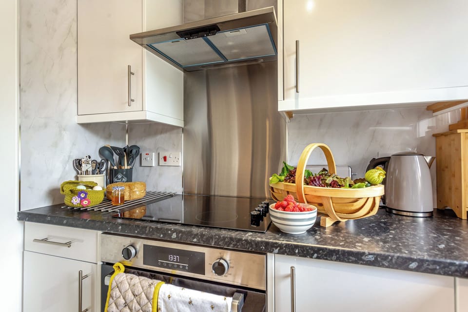 Kitchen | The Garden Flat Ardullie - Ardullie Holidays, Dingwall