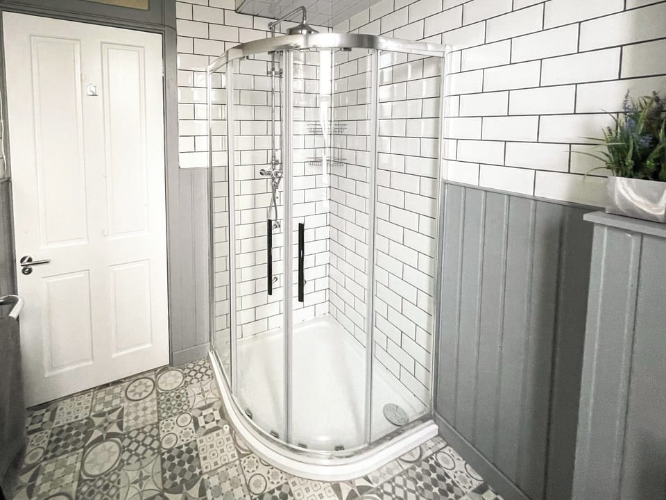 Shower room | Osborne Place, All Isle of Bute