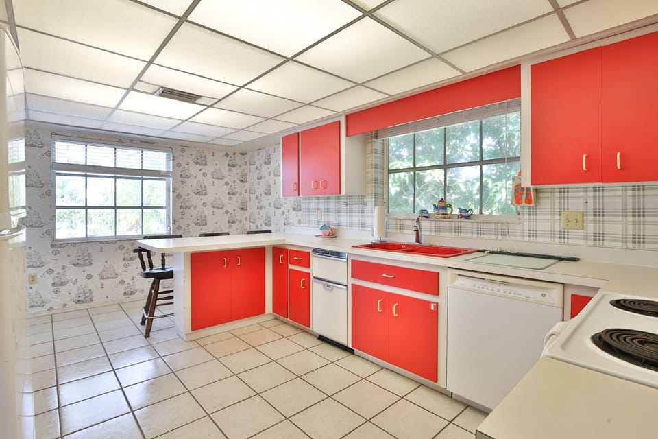 Kitchen Full kitchen with eat in breakfast bar