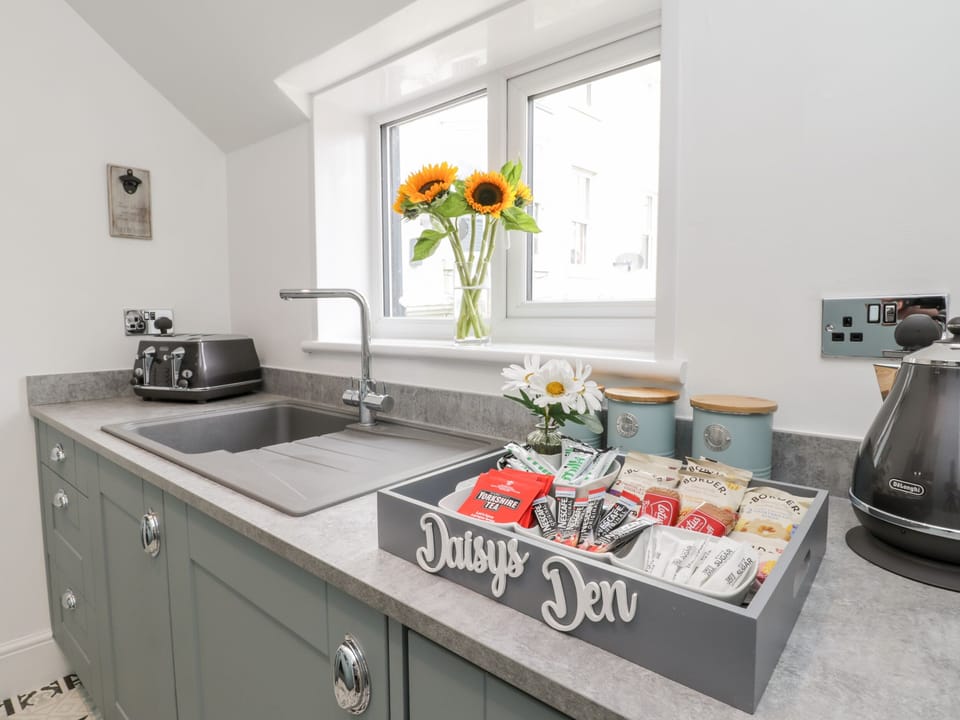 Cottage | Private kitchen | Fridge, electric kettle, toaster, cookware/dishes/utensils