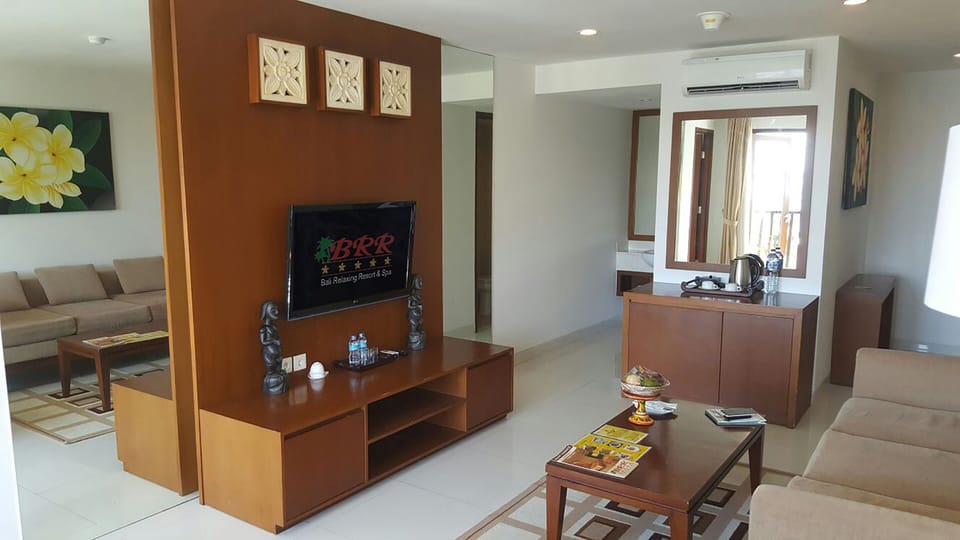 Premiere Suite | Living area | 32-inch LED TV with cable channels, TV