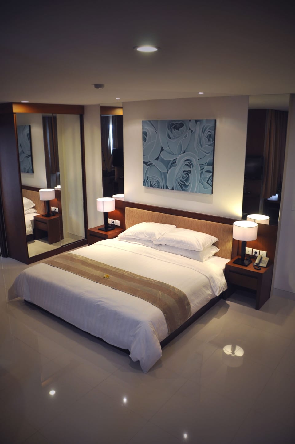 Premiere Suite | Minibar, in-room safe, individually decorated, individually furnished