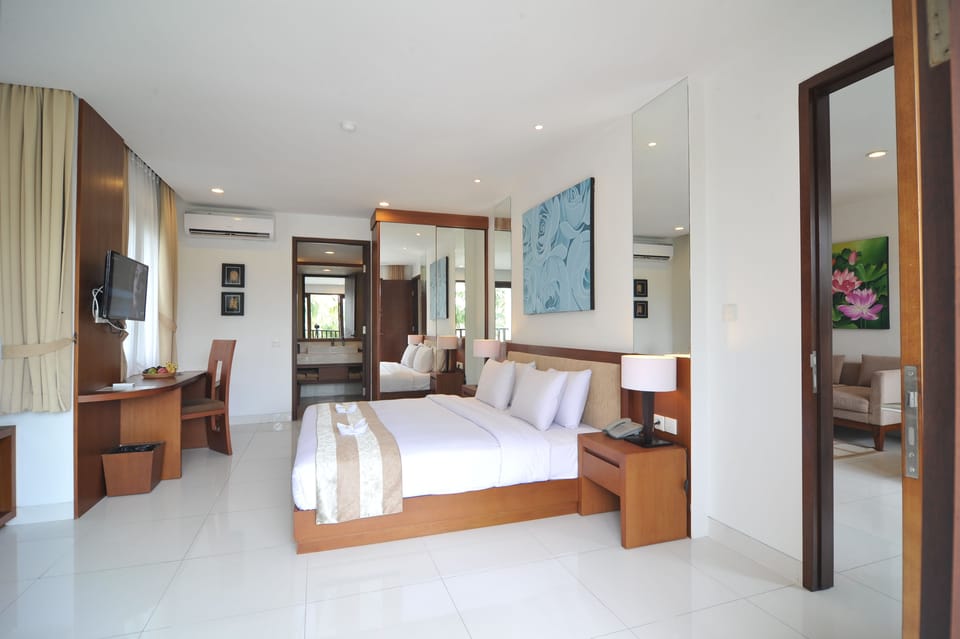 Premiere Suite | Minibar, in-room safe, individually decorated, individually furnished