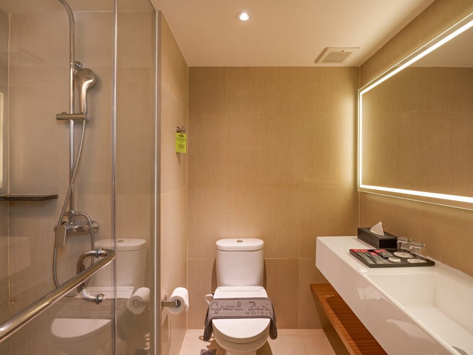 Shower, rainfall showerhead, free toiletries, hair dryer