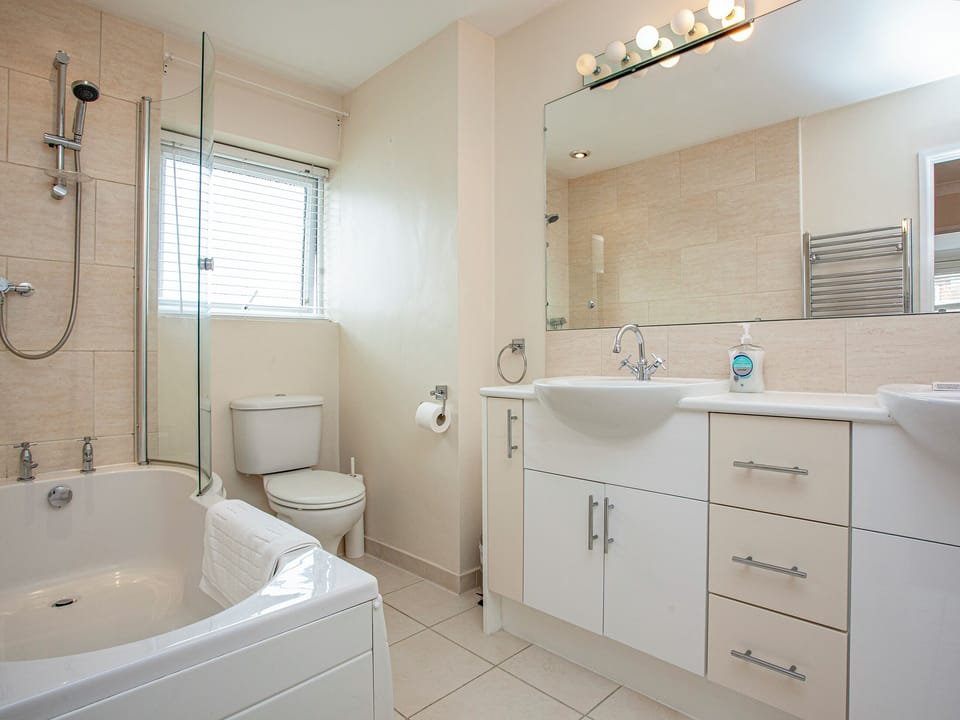 Bathroom | Flower Pot House - Broadshade Holiday Apartments, Paignton