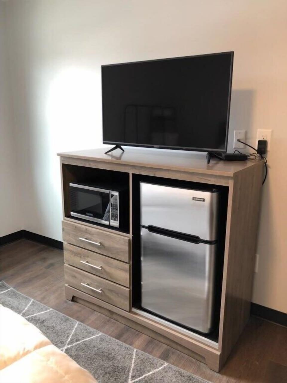 Drift on Inn S3 studio room showing smart tv, microwave and mini fridge with freezer