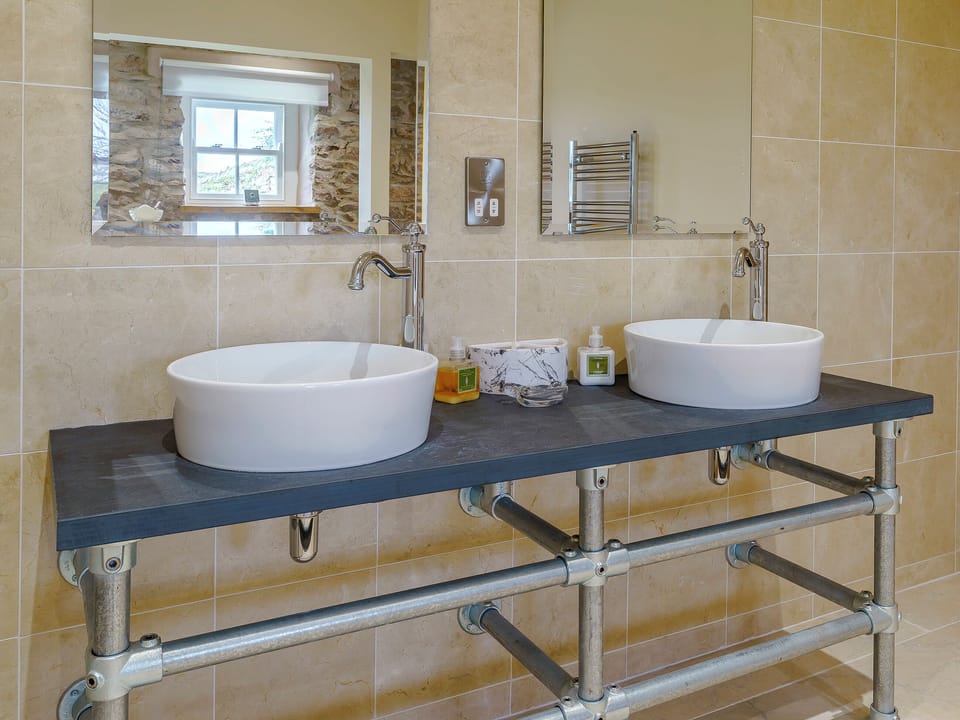 Bathroom | The Cart House - Musselwick Farm, St Brides
