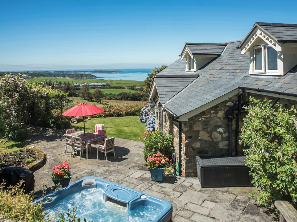 Hot tub | Tir a Mor - Morfa Nefyn Holiday Cottages, Nefyn, Llyn Peninsula
