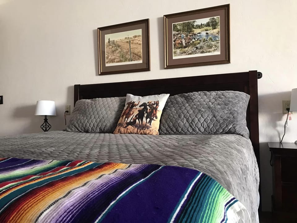 Classic Studio Suite | Desk, free WiFi, bed sheets