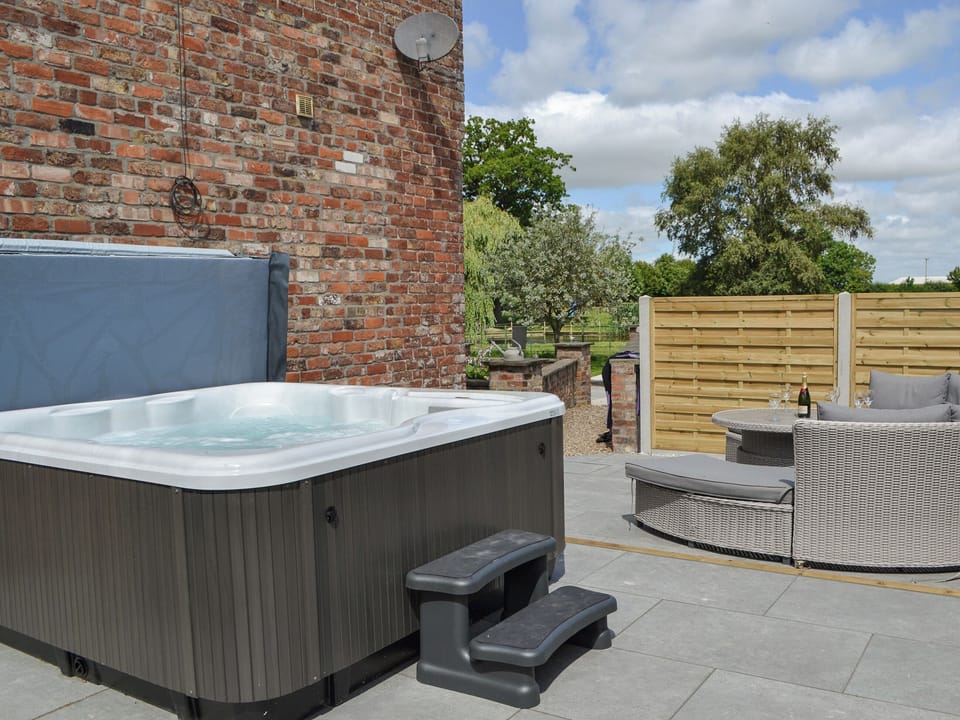 Hot tub | Mulberry Cottage - Brian&rsquo;s Barns, Skerne, near Driffield