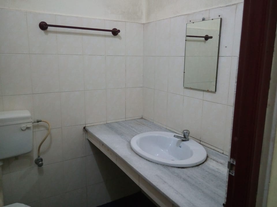 Executive Room | Bathroom | Shower, towels