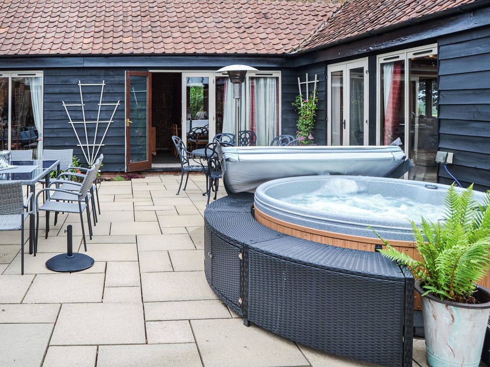 A great hot tub for large groups with a maximum temperature of 41.5 | Lodge Farm Barn, South Walsham