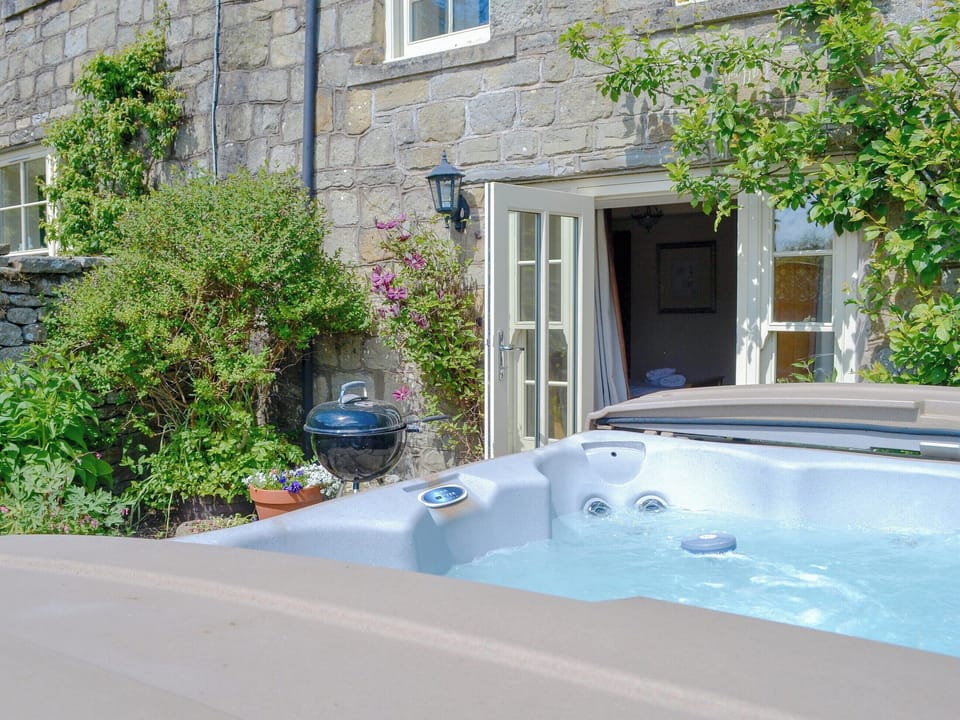 Peaceful hot tub | Kingfisher Cottage - Lambley Farm, Lambley near Haltwhistle