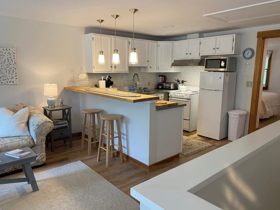 The Cottage Apartment, Child Friendly | Individually decorated, individually furnished, desk, laptop workspace