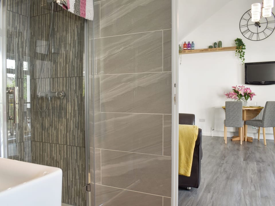 Shower room | Lawn Vista Cabin, Barnstaple