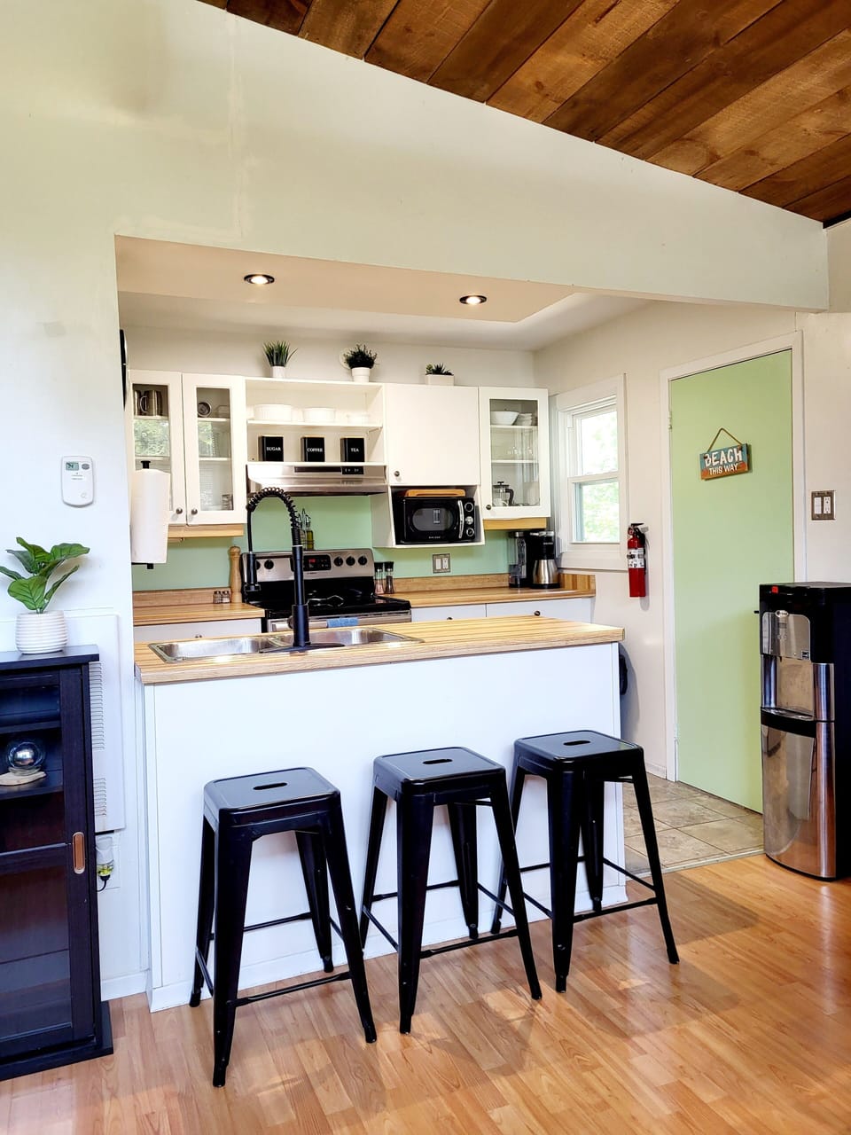 breakfast bar to hang with the chef:)