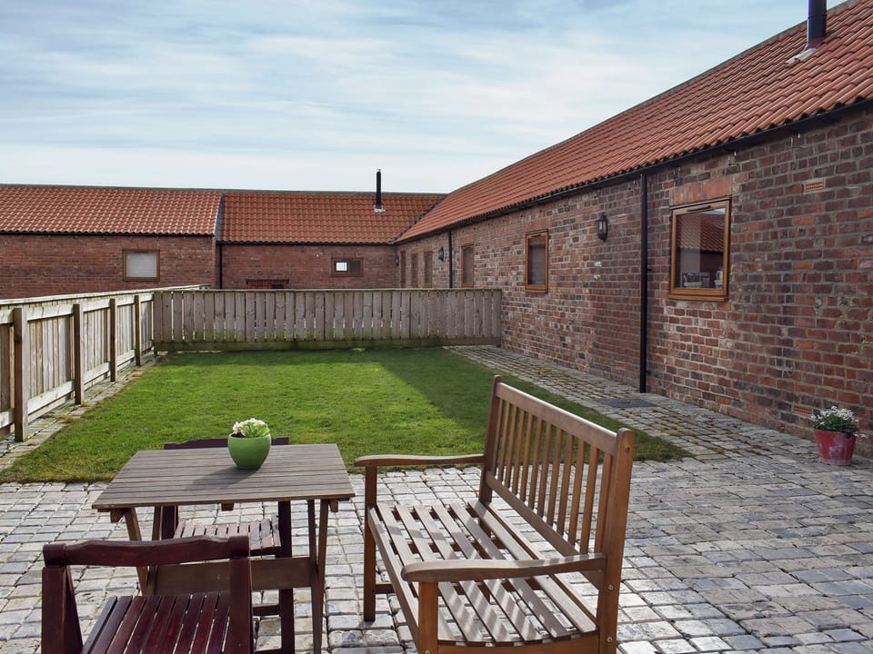 Enclosed garden with patio and garden furniture | Rupert&rsquo;s Stable - Cleveland View Cottages, Easby Grange, near Great Ayton