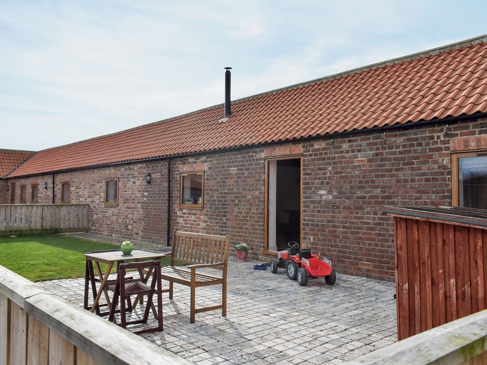 Enclosed garden with patio and garden furniture | Rupert&rsquo;s Stable - Cleveland View Cottages, Easby Grange, near Great Ayton