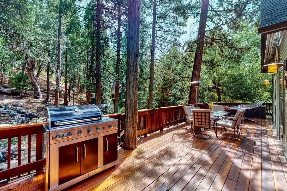 Large top main level patio with seating for 6 around the dining table