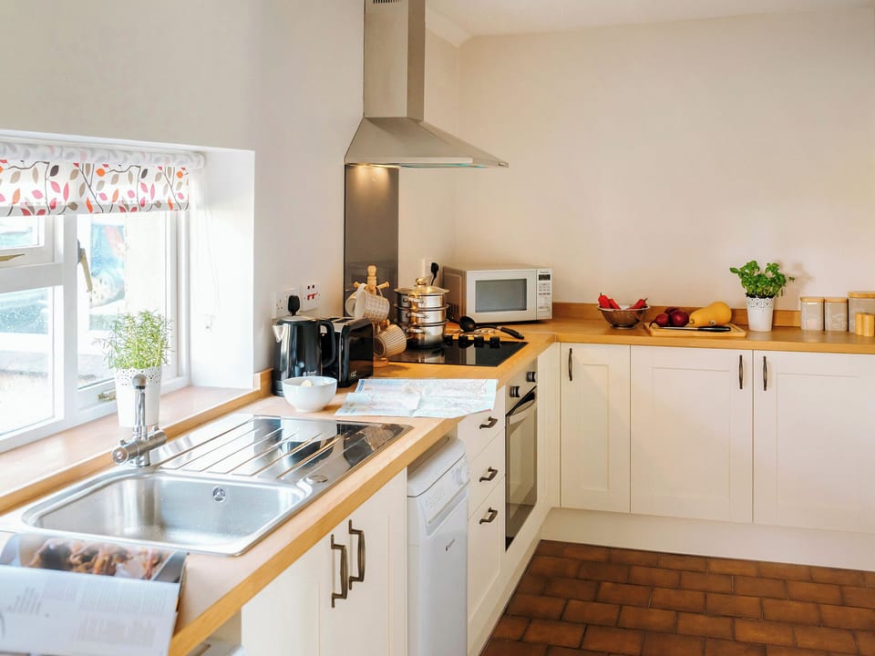 Kitchen area | Jones&rsquo; Stable - Jones&rsquo; Cottages, Gower