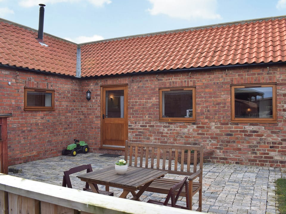 Private cobbled courtyasrd with outdoor eating area | Betty&rsquo;s Byre - Cleveland View Cottages, Easby Grange, near Great Ayton