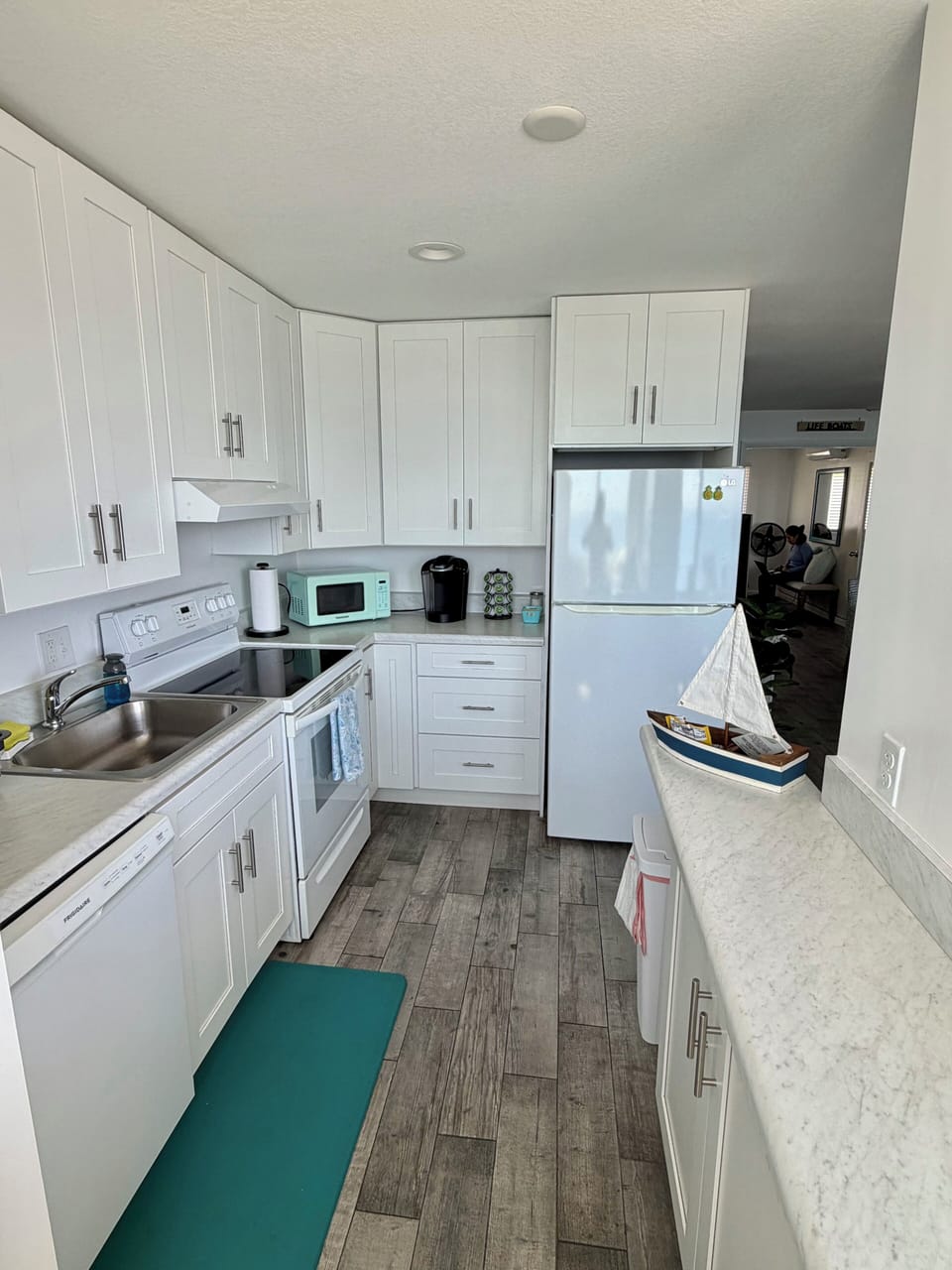 Fully stocked kitchen w/microwave, dishwasher, Keurig coffee machine, blender