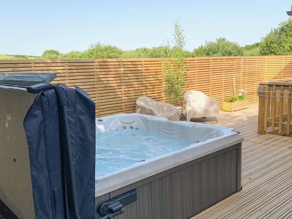 Hot tub | Meadowside Lodges- Hobby Lodge - Meadowside Lodges, St Columb, near Padstow