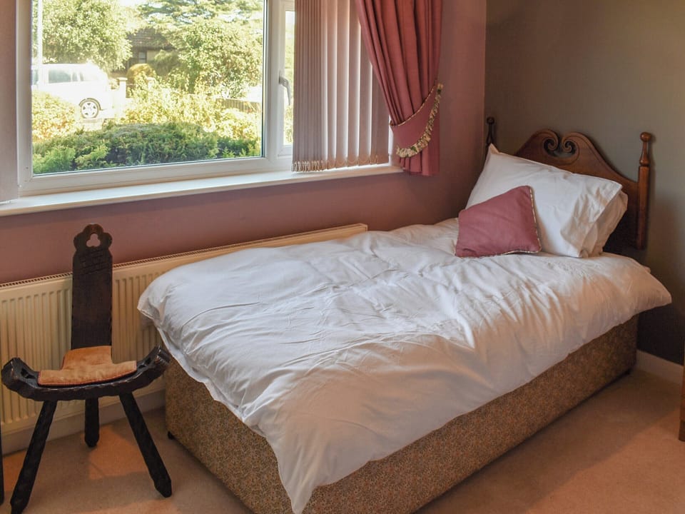 Twin bedroom | Squires Bungalow, Gunton St. Peter, near Lowestoft