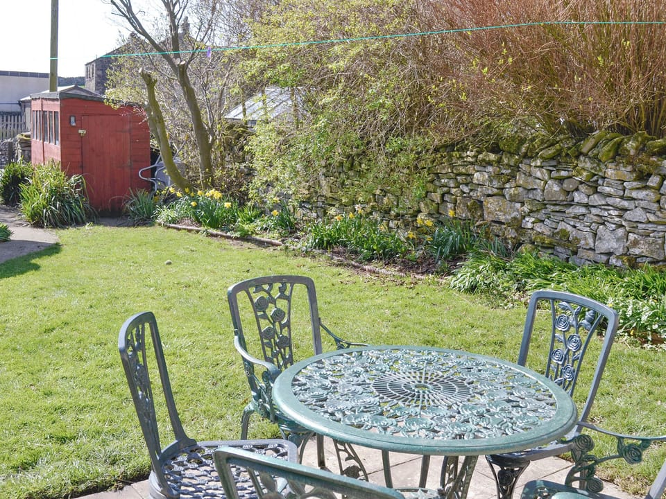Lawned garden with outdoor furniture | Bellypig Cottage, Bellerby near Leyburn