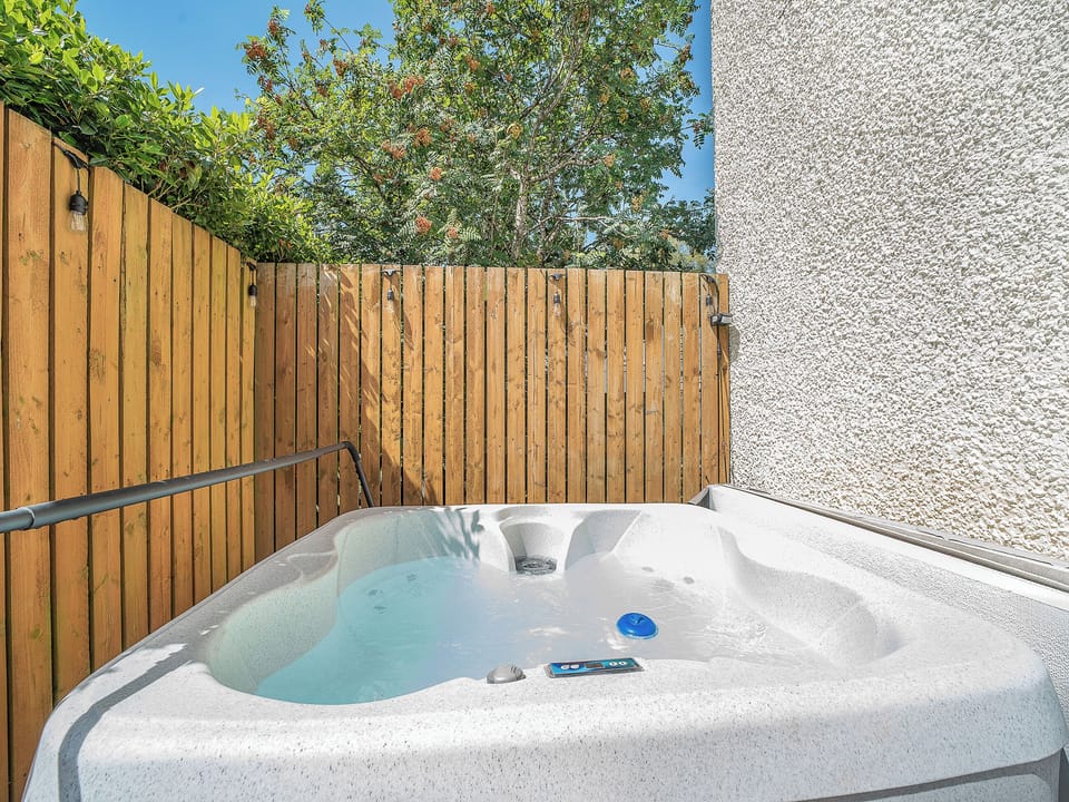 Hot tub | 1 Ladyknowe - Ladyknowe, Moffat