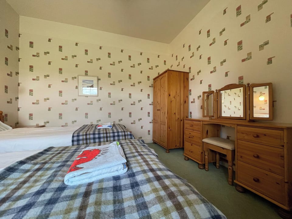 Twin bedroom | Birch Cottage - Easter Dalziel Farm Cottages, Dalcross, near Inverness