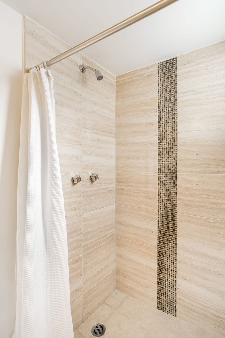 Comfort Room | Bathroom | Shower, free toiletries, hair dryer, towels