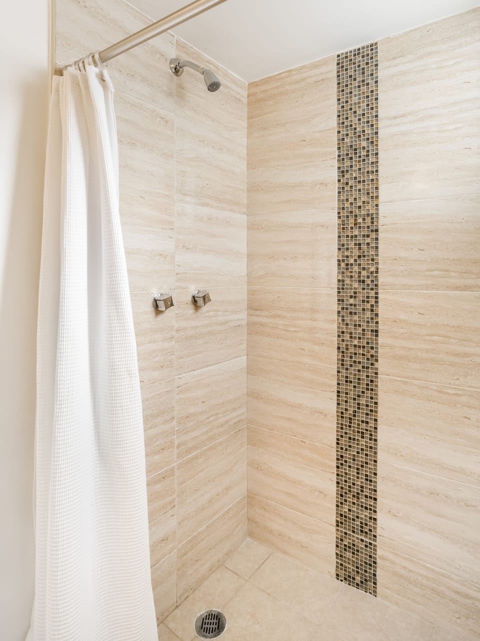 Deluxe Room | Bathroom | Shower, free toiletries, hair dryer, towels