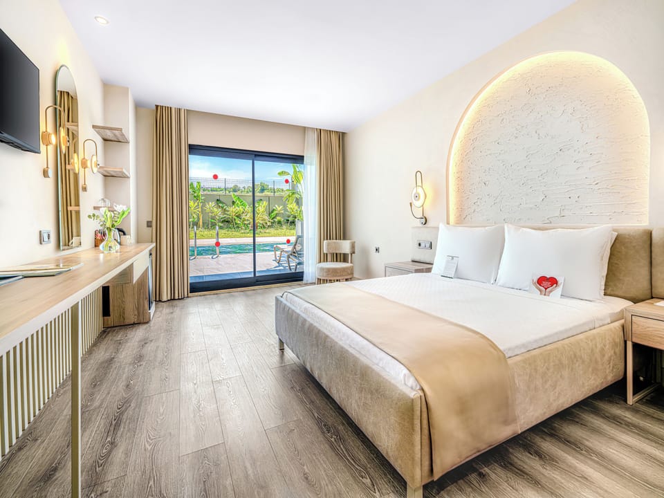 Family Suite Room With Swim Up | Minibar, in-room safe, desk, WiFi