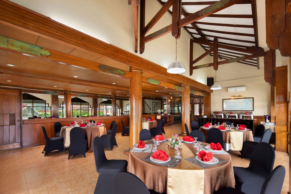 4 restaurants; breakfast, lunch, dinner, and brunch served