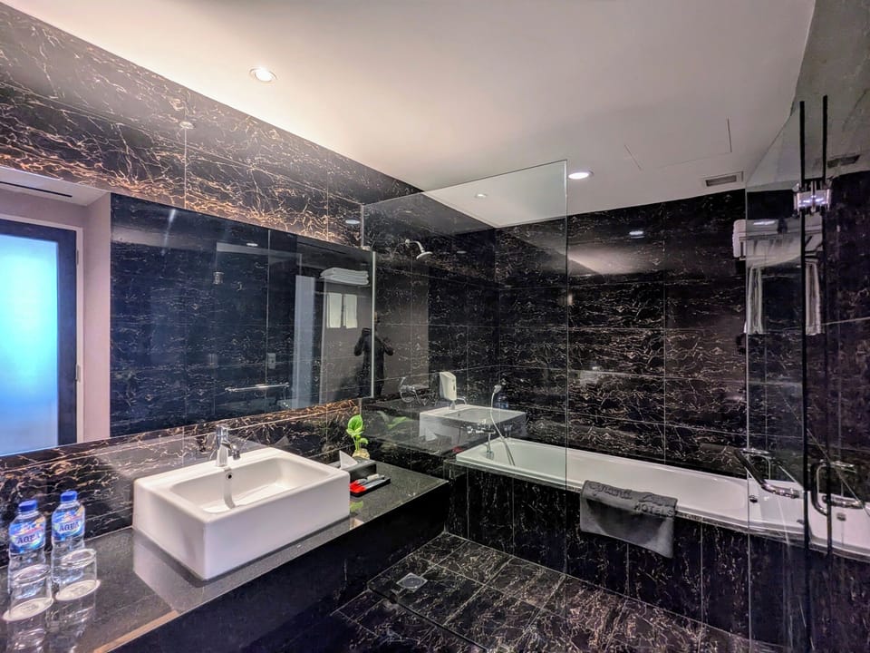 Junior Double Room | Bathroom | Combined shower/tub, hydromassage showerhead, hair dryer, slippers
