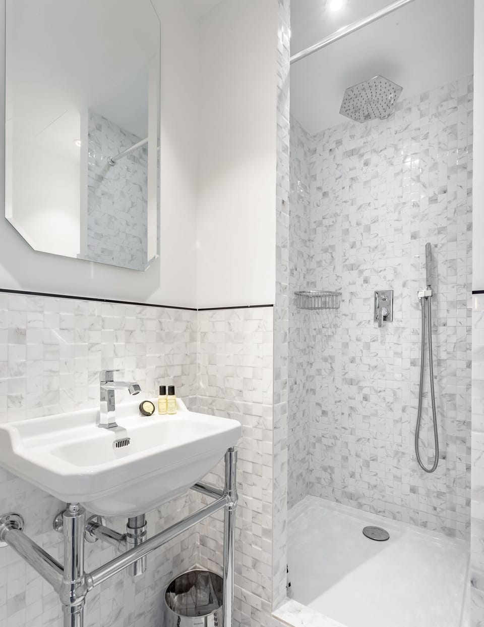 Combined shower/tub, free toiletries, hair dryer, towels