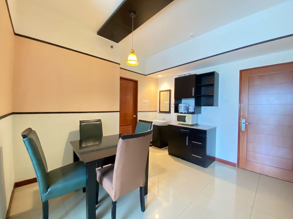 Apartment, 2 Bedrooms | Dining room
