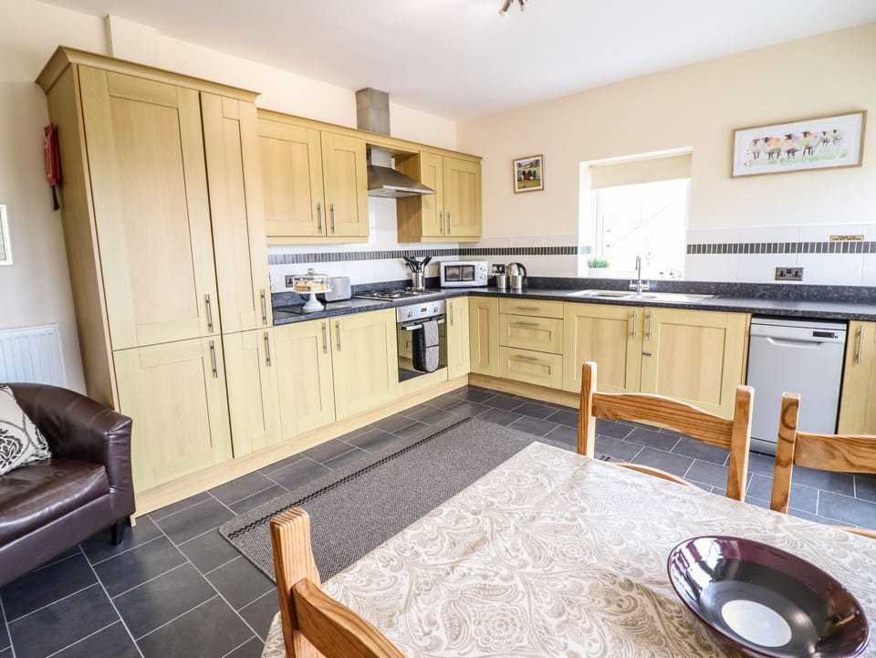 Cottage | Private kitchen | Fridge, dishwasher, electric kettle, toaster