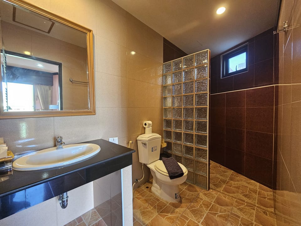 Shower, rainfall showerhead, free toiletries, hair dryer