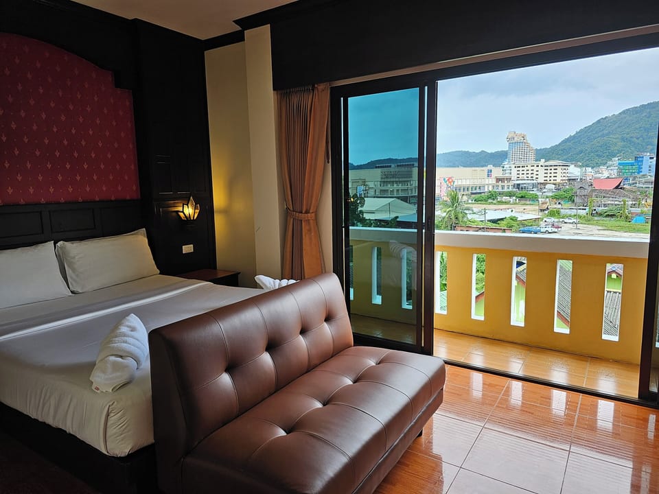 Standard Double Room, 1 Queen Bed | In-room safe, desk, blackout drapes, bed sheets