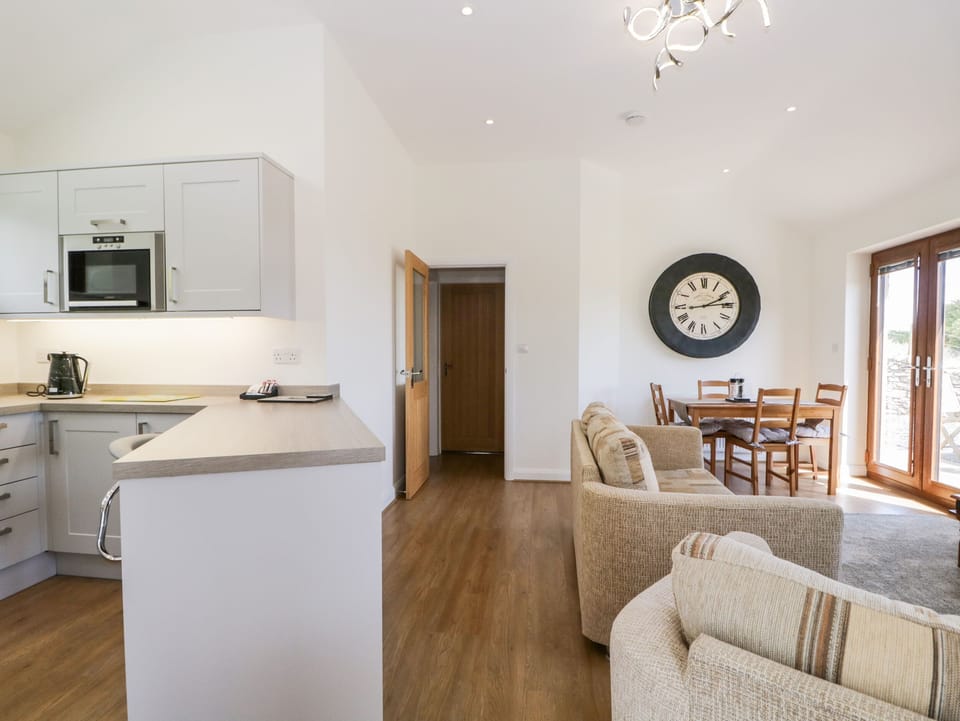Cottage | Private kitchen | Fridge, electric kettle, toaster, cookware/dishes/utensils