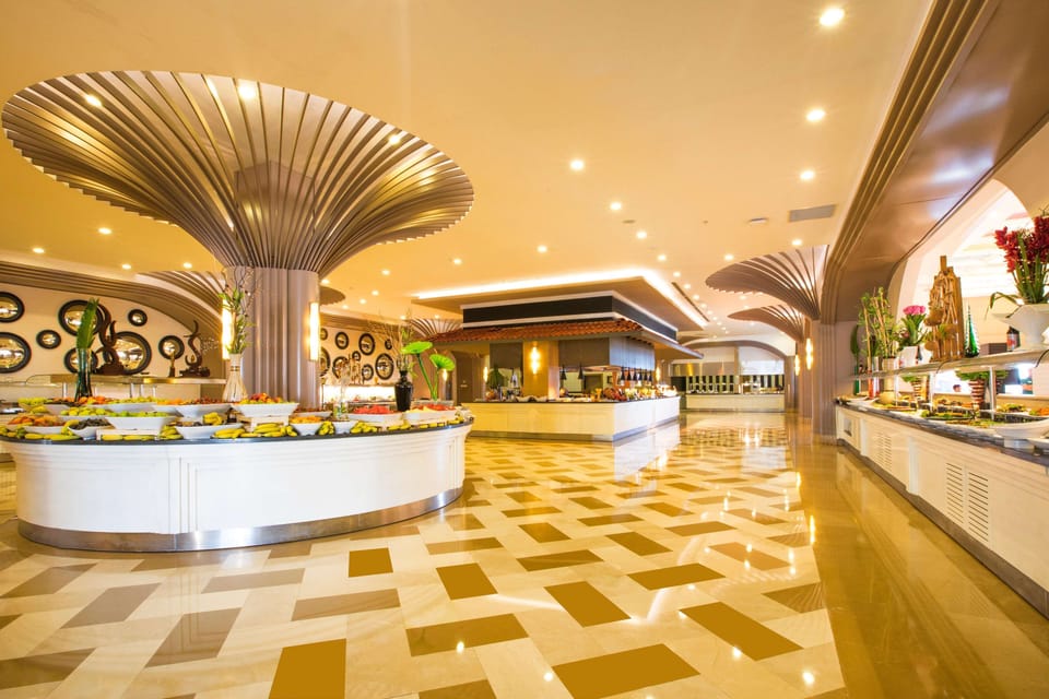 7 restaurants; breakfast, lunch, and dinner served