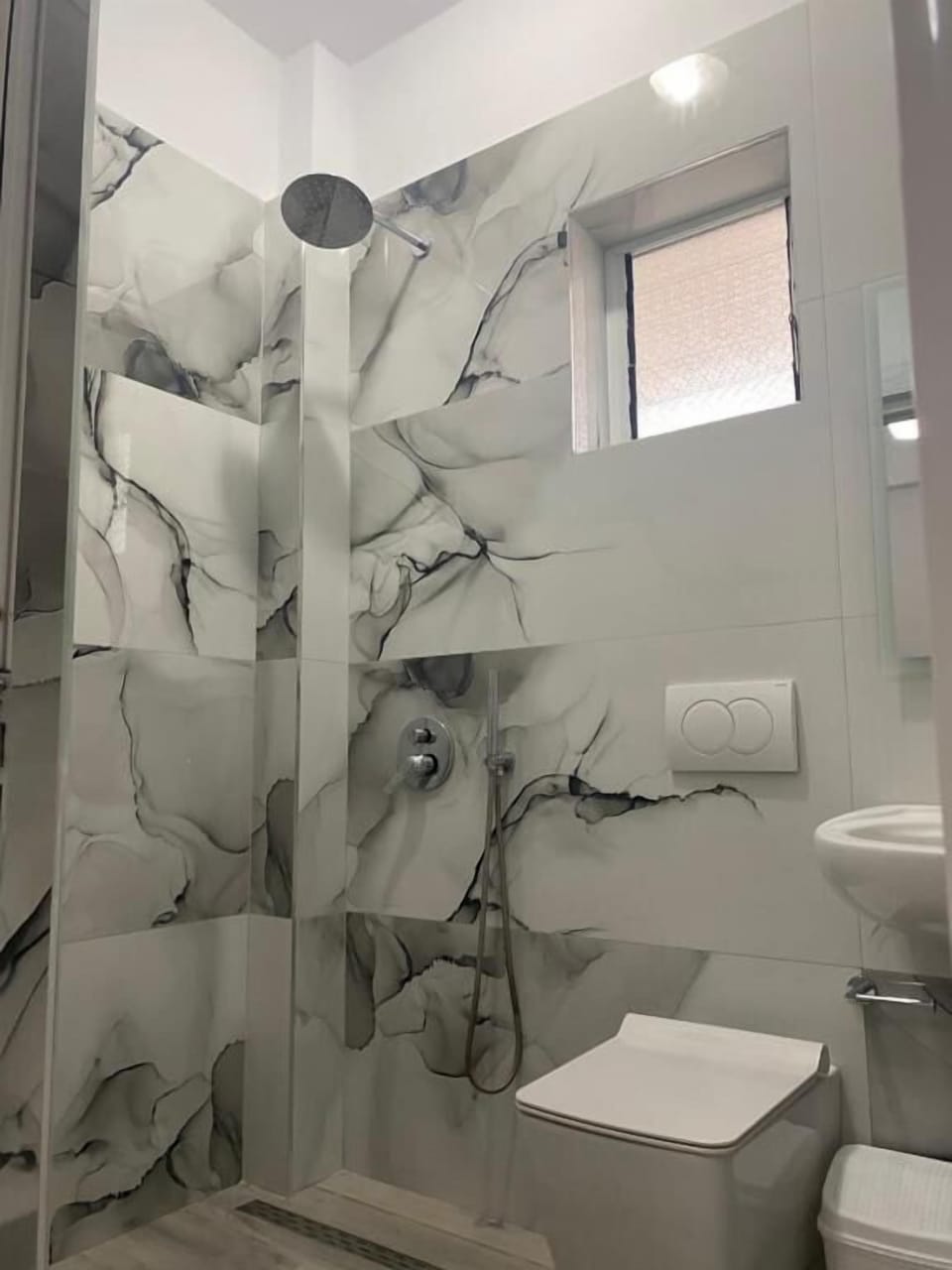 Standard Triple Room | Bathroom | Combined shower/tub, towels