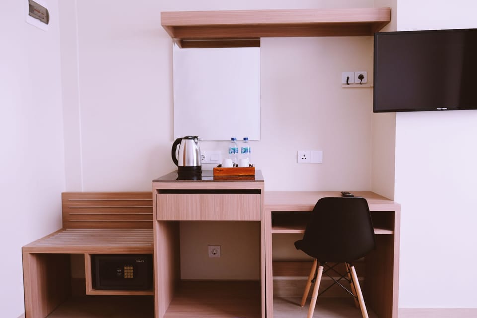 Deluxe Double Room | Iron/ironing board, bed sheets