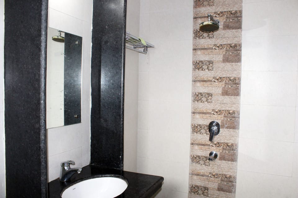Deluxe Room, 1 Bedroom | Bathroom | Shower, free toiletries, towels, soap