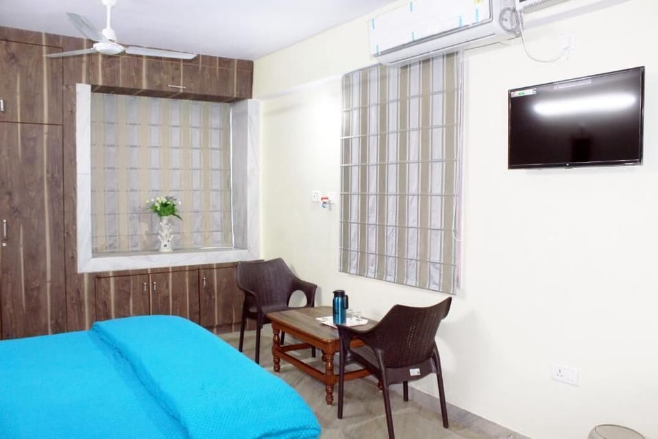 Deluxe Triple Room, 1 Bedroom | Desk, laptop workspace, WiFi, individually furnished