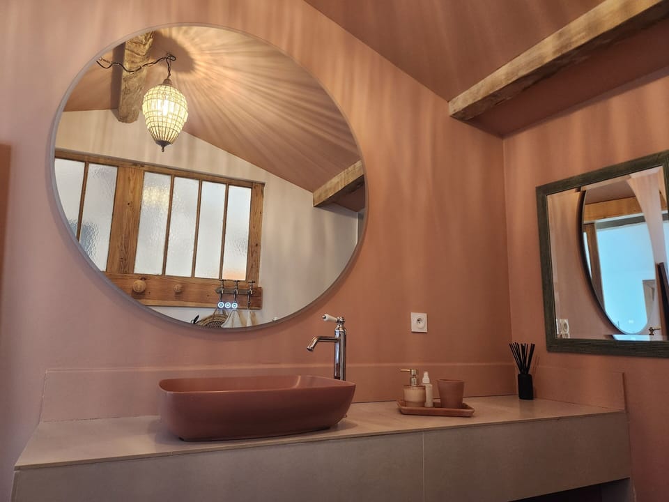Deluxe Apartment, Ensuite, Pool View | Bathroom