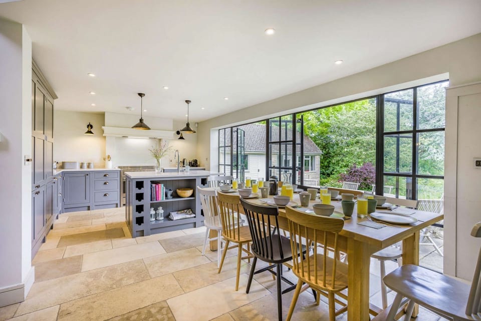 Willows House Kitchen/Dining Room - StayCotswold